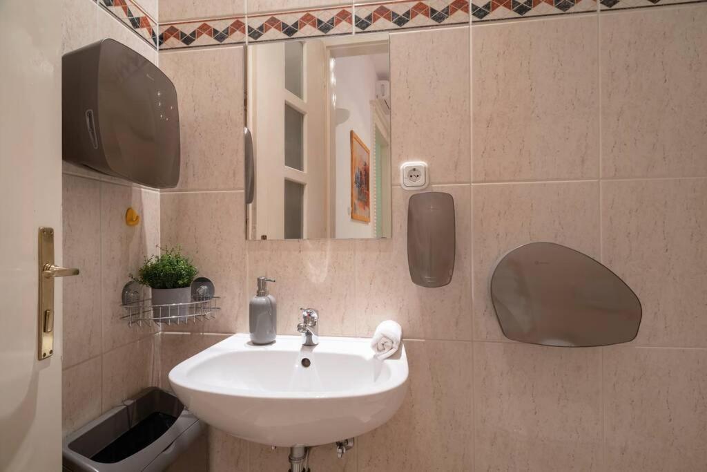 Best Located, 150 M2 5 Bedrooms Apt., Budapesta Exterior foto